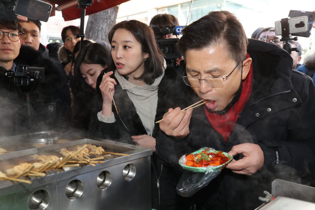 21대 총선 서울 종로 출마를 선언한 자유한국당 황교안 대표가 9일 오후 서울 성균관대학교 인근 분식점을 찾아 떡볶이를 먹고 있다. [연합]