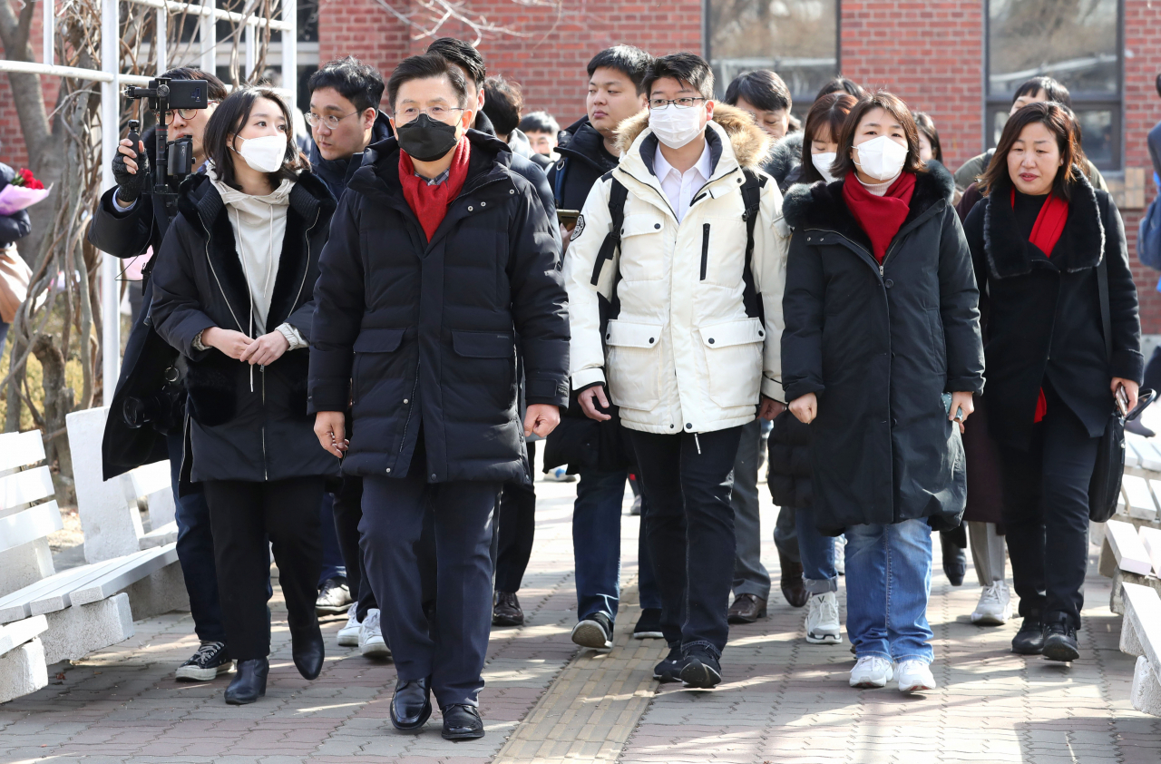 4·15 총선 서울 종로에 출마를 선언한 자유한국당 황교안 대표가 9일 오후 서울 종로구 정독도서관을 둘러보고 있다. [연합]