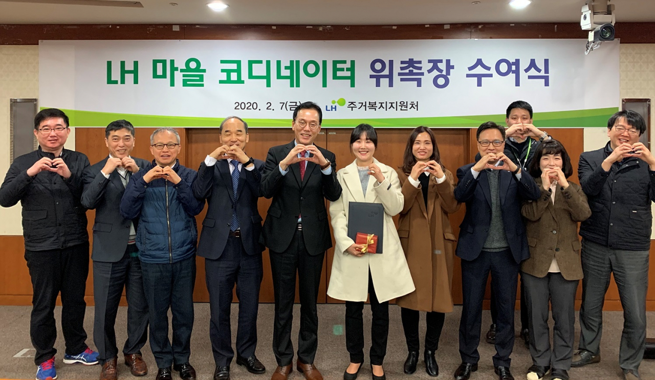 ‘LH 마을 코디네이터 위촉장 수여식’에 참석한 백경훈 LH 주거복지본부장(왼쪽 다섯 번째)이 조성희 돌봄세상 대표(여섯번 째) 등 관계자들과 기념촬영을 하고 있다.