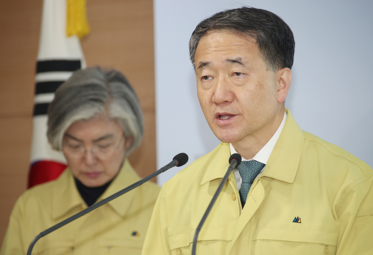 중앙사고수습본부장인 박능후 보건복지부 장관이 9일 오후 정부서울청사 브리핑실에서 신종 코로나바이러스 감염증 대응 계획 등에 대한 브리핑을 하고 있다. [연합]