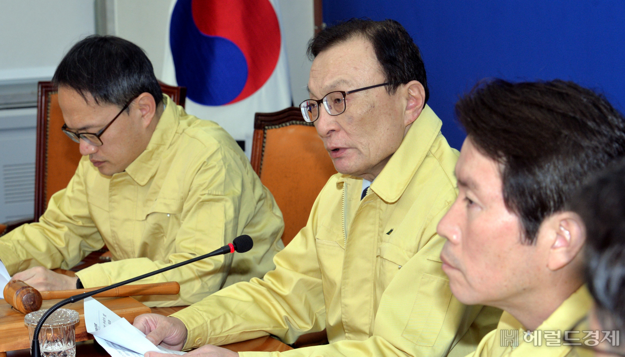 [헤럴드경제=정희조 기자]더불어 민주당 이해찬 당대표가 10일 국회에서 최고위원회의를 열고 있다. checho@heraldcorp.com