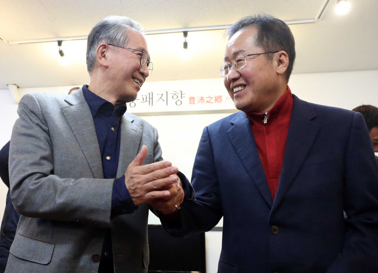 김형오 자유한국당 공천관리위원장(왼쪽)이 9일 경남 밀양시 홍준표 전 대표 선거 사무실에서 홍 전 대표와 악수하고 있다. [연합]