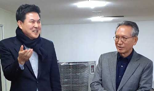 김형오 자유한국당 공천관리위원장(오른쪽)이 9일 오후 경남 거창군 김태호 전 의원 사무실에서 김 전 의원(왼쪽)과 대화를 나누고 있다. [연합]