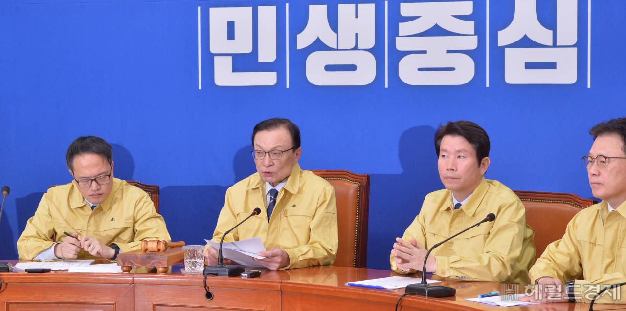 [헤럴드경제=정희조 기자]더불어 민주당 이해찬 당대표가 10일 국회에서 최고위원회의를 열고 있다. 이대표는 "코로나 바이러스 방역이 역대최고수준으로 관리, 통제되고 있다."고 하고 "경제활동이 너무 위축되어 경기부진에 영향을 주는 것은 바람직 하지 않다."며 경기진작에 적극 나설뜻을 밝혔다. checho@heraldcorp.com