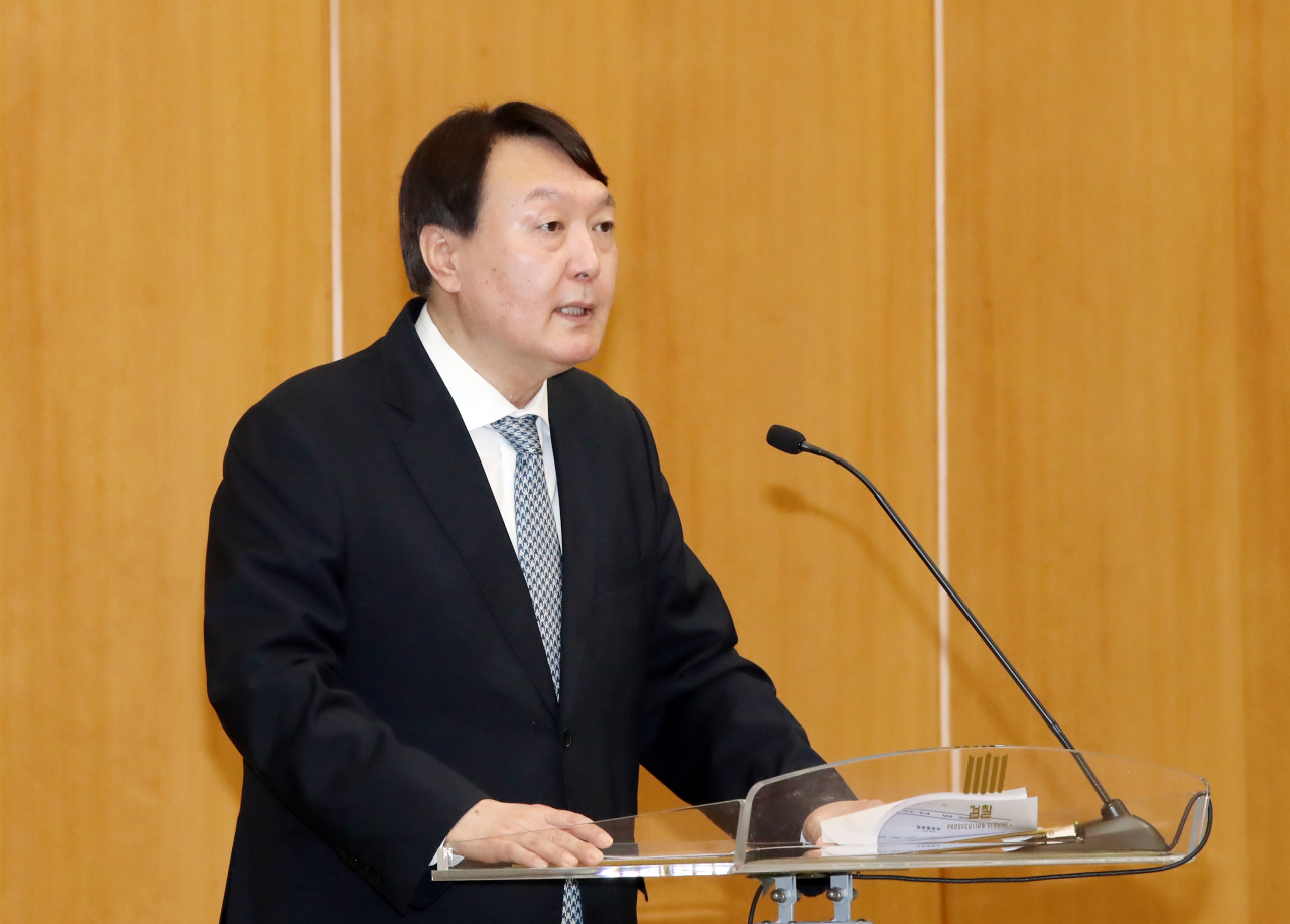 윤석열 검찰총장이 10일 서울 서초구 대검찰청에서 열린 전국 지검장 및 선거 담당 부장검사 회의에서 인사말을 하고 있다. [연합]