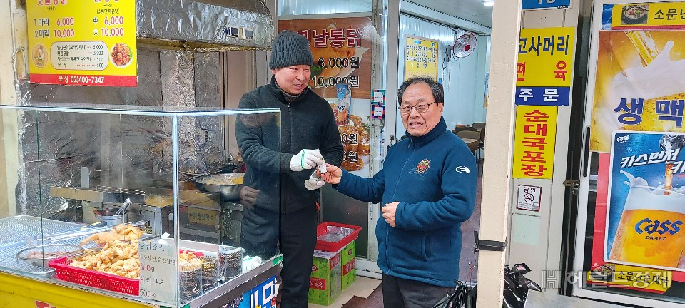 구청 직원이 시장 상인에게 방역물품을 전달하고 있다. [광진구 제공]