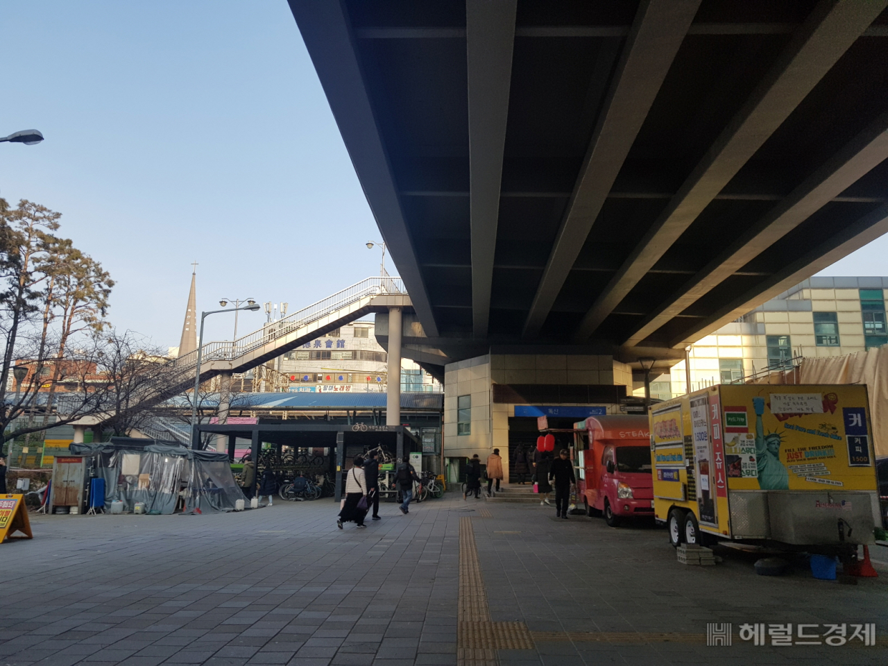 독산역 2번 출구 앞 푸드트럭 존. [금천구 제공]