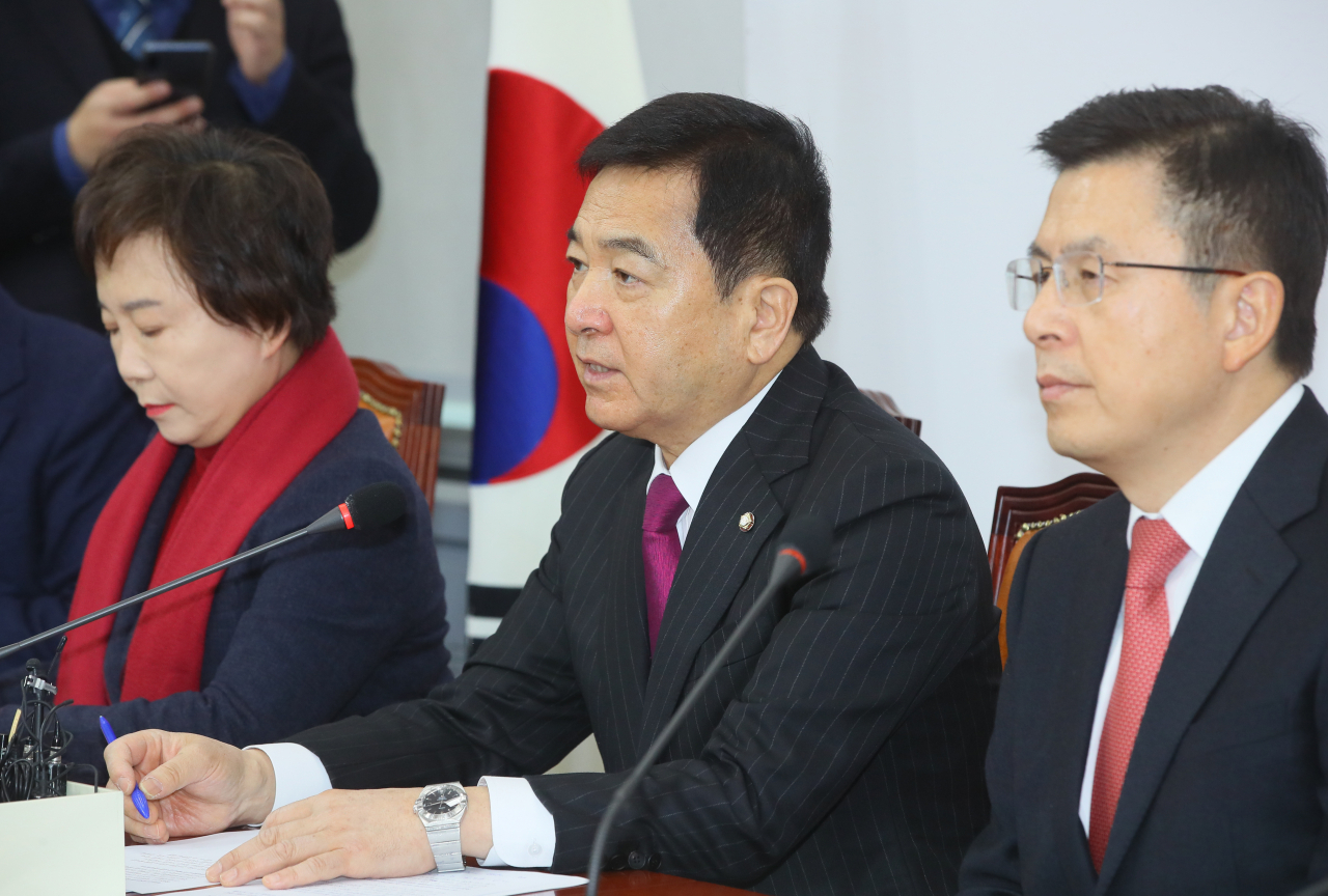 심재철 자유한국당 원내대표가 10일 국회에서 열린 최고위원회의에서 발언하고 있다. [연합]