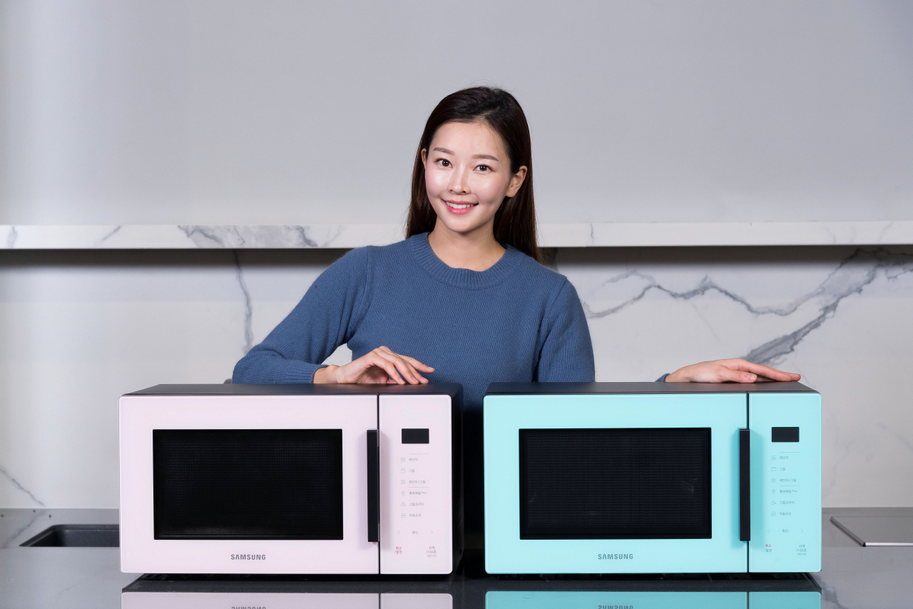 삼성전자 모델이 삼성 디지털프라자 강남본점에 마련된 라이프스타일 쇼룸 ‘#프로젝트 프리즘(#ProjectPRISM)’에서 전자레인지 신제품을 소개하고 있다. [삼성전자 제공]