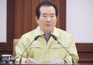 정세균 국무총리가 9일 오후 정부서울청사에서 신종 코로나바이러스 감염증(신종코로나) 대응 확대 중앙사고수습본부(중수본) 회의를 주재하며 발언하고 있다.  ［연합］