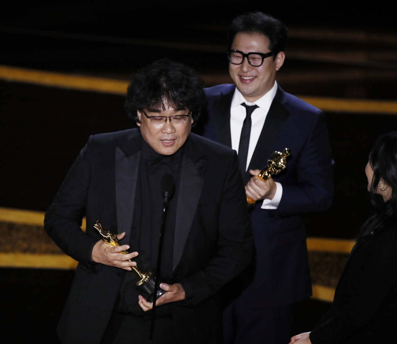 9일(현지시간) 미 로스앤젤레스에서 열린 아카데미 시상식에서 각본상을 수상한 봉준호 감독(앞)이 무대에서 소감을 말하고 있다. [EPA]