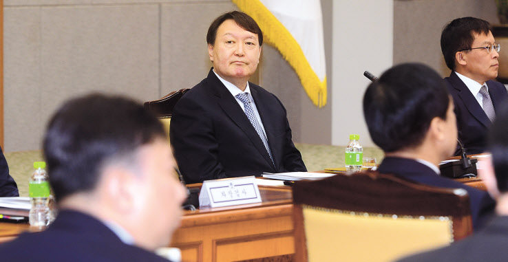 윤석열 검찰총장이 10일 서울 서초구 대검찰청에서 열린 전국 지검장 및 선거 담당 부장검사 회의에 참석하고 있다. 박해묵 기자
