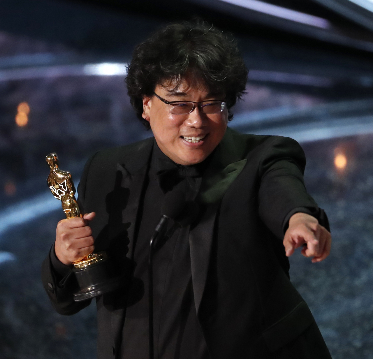 아카데미 국제영화상으로 각본상에 이어 2관왕에 오른 봉준호 감독이 한결 여유로운 표정과 제스처로 관객석의 환호에 호응하고 있다. [로이터]