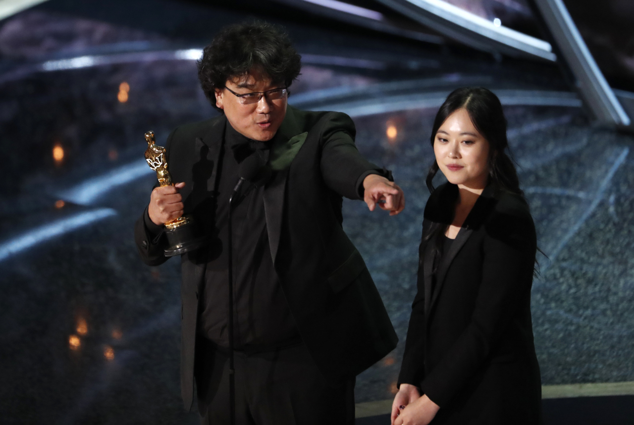 Director Bong Joon-ho accepts the Oscar for best foreign language film for "Parasite" at the 92nd Academy Awards in Hollywood, Los Angeles on Sunday. (Reuters-Yonhap)