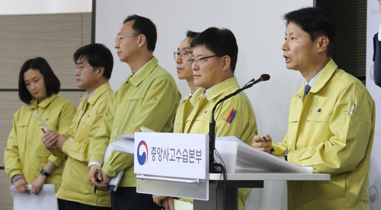 김강립 중앙사고수습본부 부본부장(보건복지부 차관, 오른쪽)이 10일 오전 세종시 정부세종청사에서 신종 코로나바이러스 감염증 대응 중앙사고수습본부 상황점검회의 결과 등 정례브리핑을 마친 뒤 취재진의 질문에 답변하고 있다. [연합]