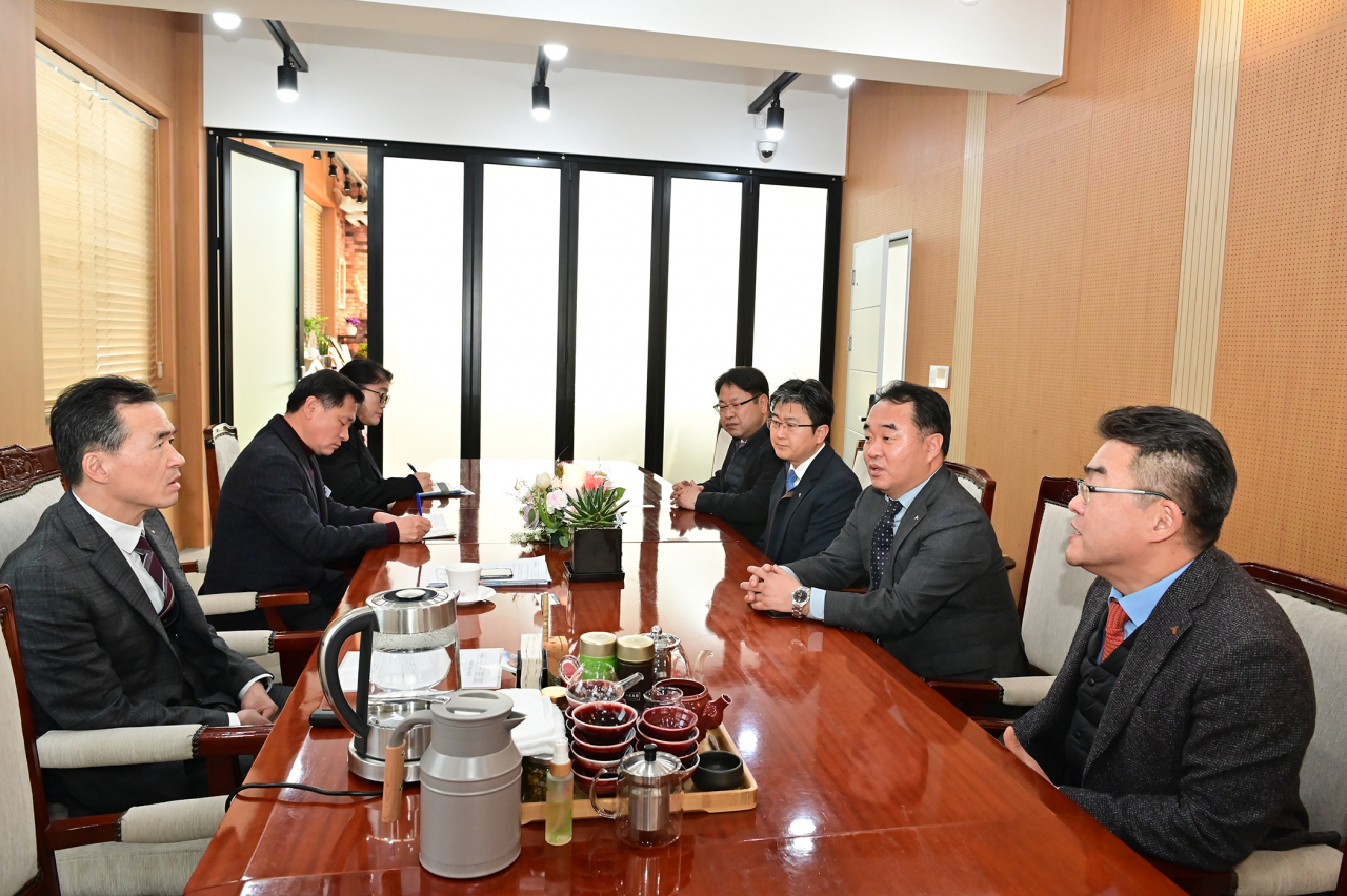 여주지역 산림조합은 소외된 이웃을 위한 성금 120만원을 기탁했다. [여주시 제공]