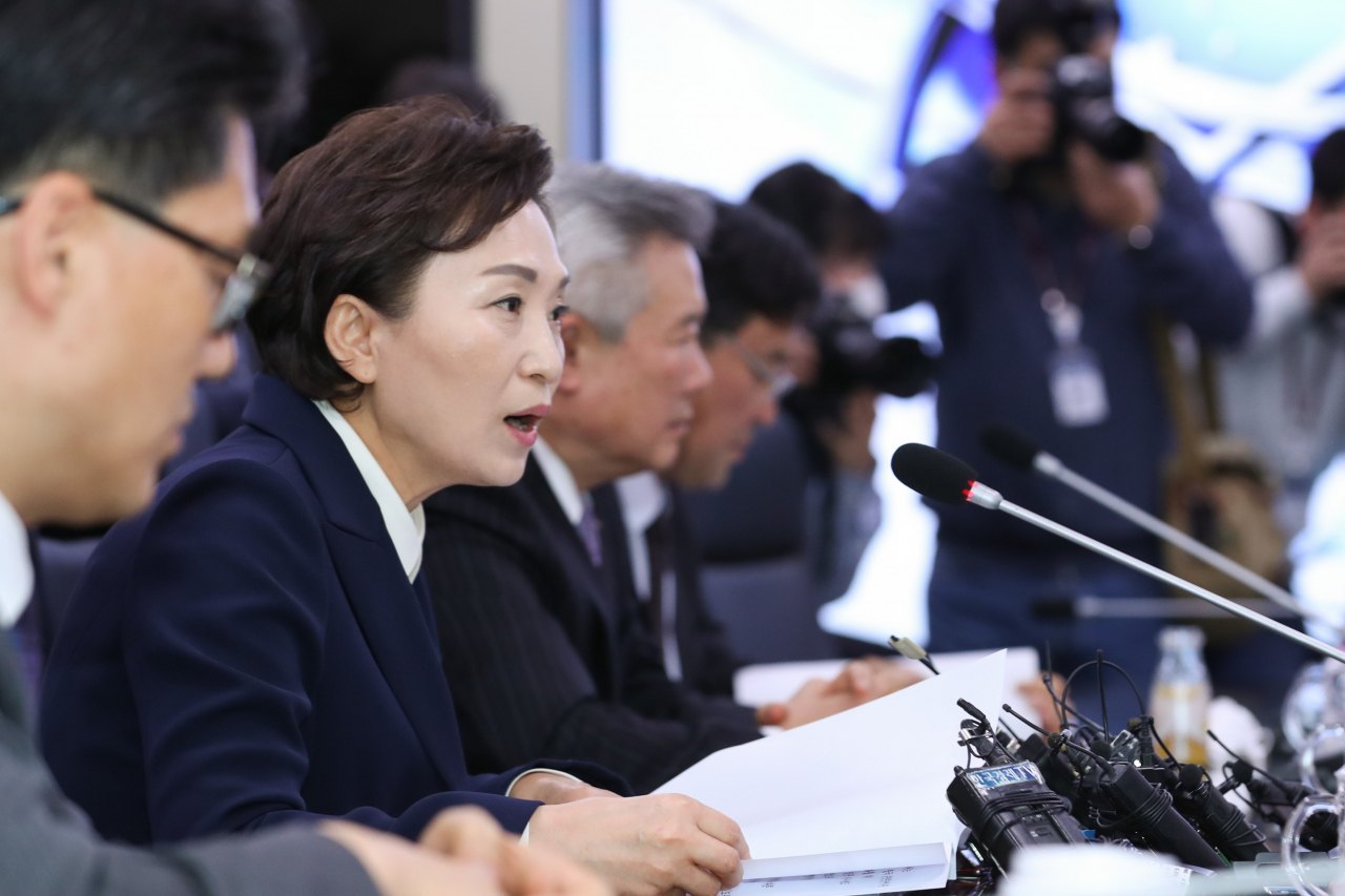 김현미 국토교통부 장관은 10일 서울 강서구 한국공항공사 대회의실에서 대한항공·아시아나항공·제주항공 등 10개 항공사와 인천·한국공항공사 최고경영자(CEO) 간담회를 개최하고 업계의 의견을 청취했다. [국토교통부]
