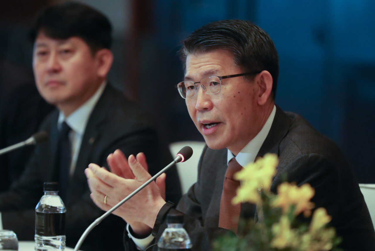 FSC Chairman Eun Sung-soo delivers an opening speech at the 2020 Luncheon Meeting with CEOs of Foreign Financial Companies in Yeouido, western Seoul, on Monday. (Yonhap)