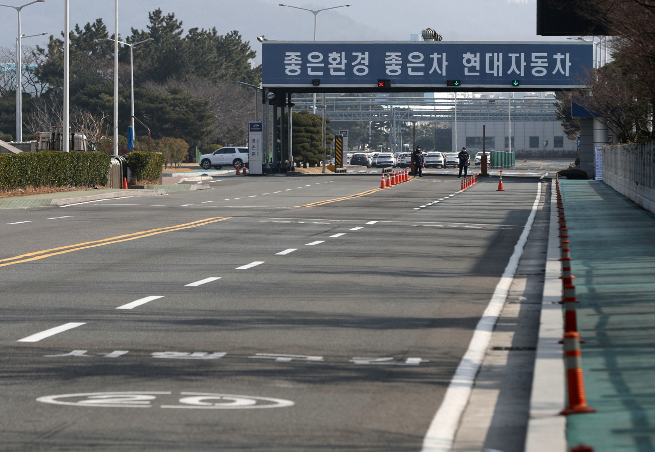 신종 코로나바이러스 감염증 여파로 중국에서 들여오는 일부 부품 재고가 바닥나면서 현대자동차 울산공장의 전면 가동 중단이 이어지고 있다. 10일 오후 울산시 북구 현대차 명촌정문 앞 도로가 평소 줄지어 출입하던 부품 납품 차량이 없어 한산한 모습을 보이고 있다. ［연합］