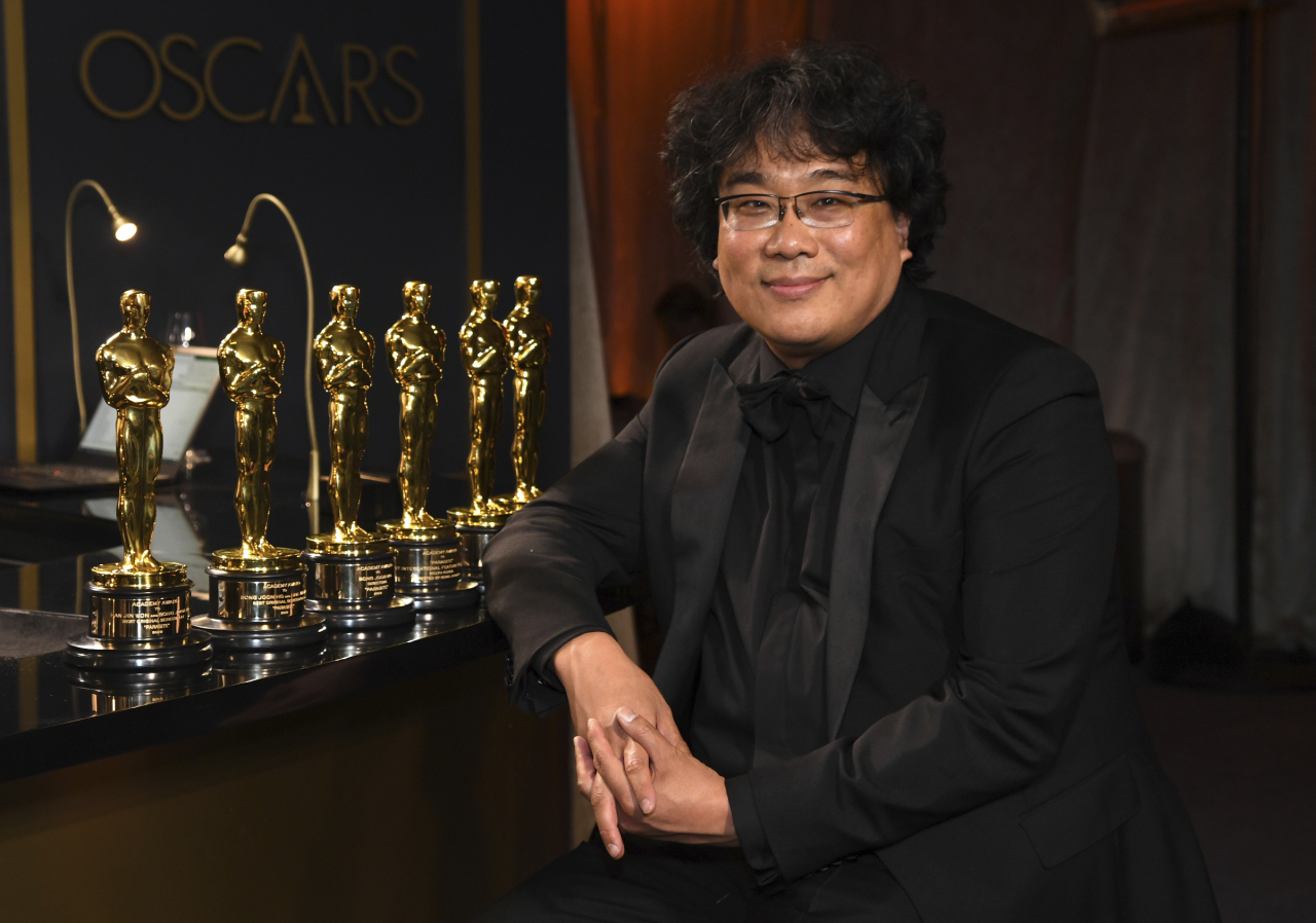 Bong Joon Ho poses with the Oscars for "Parasite" at the Governors Ball following the 92nd Academy Awards in Los Angeles, California, on Feb. 9, 2020. (Reuters-Yonhap)