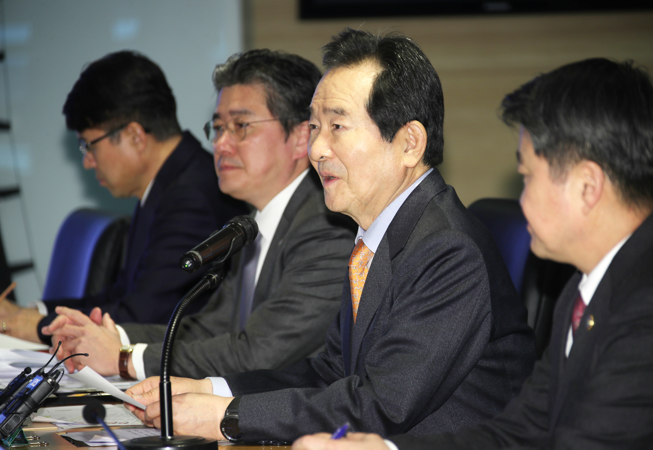 정세균 국무총리가 10일 경기도 성남시 판교로의 자동차 부품기업인 유라 코퍼레이션을 방문해 중국 현지공장 대응상황을 보고 받은 후 발언하고 있다. ［연합］
