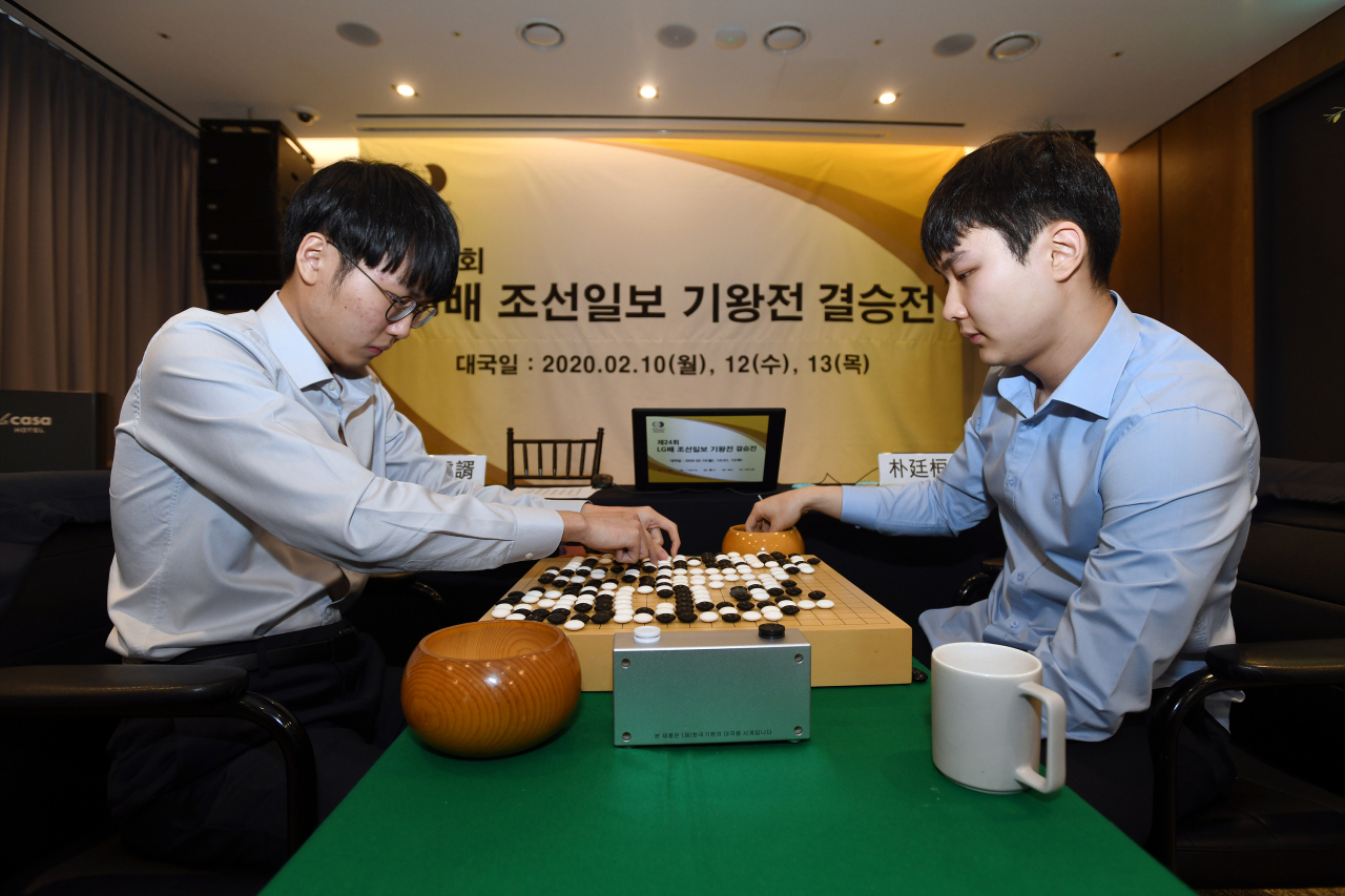 신진서(왼쪽)가 기왕전 결승3번기 1국에서 승리한 뒤 박정환과 함께 복기를 하고 있다.