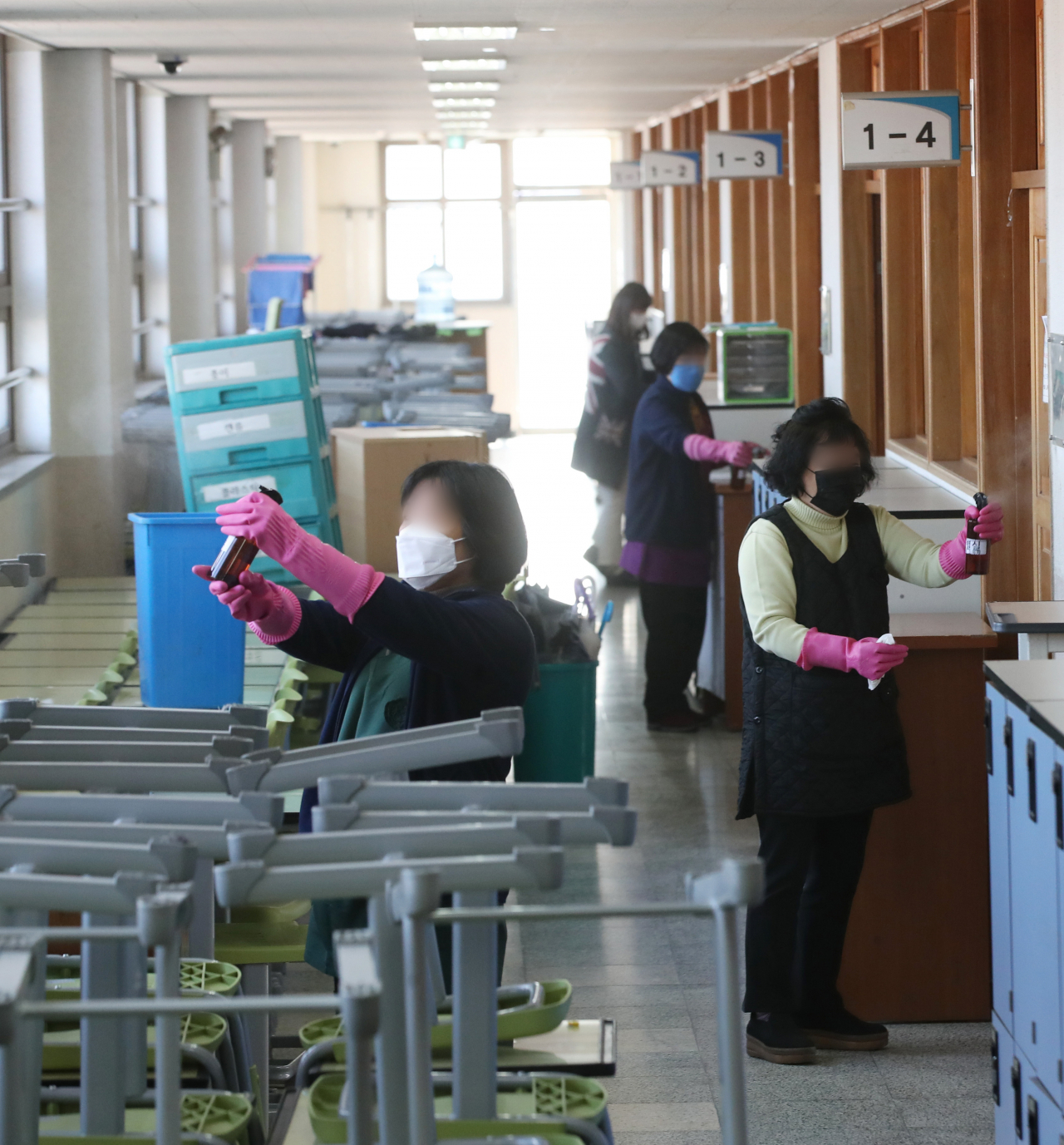 경기도 시흥시에서 신종 코로나 바이러스 확진자 3명이 발생한 가운데, 10일 오전 시흥시 매화고등학교 내부를 소독하는 모습. [연합]