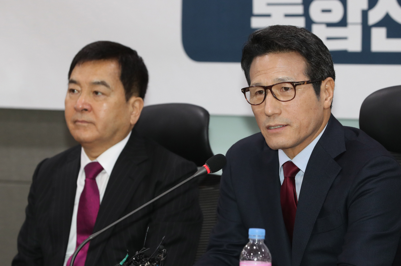 10일 오후 국회 의원회관에서 열린 통합신당준비위원회 회의에서 정병국 공동위원장이 발언하고 있다. [연합]