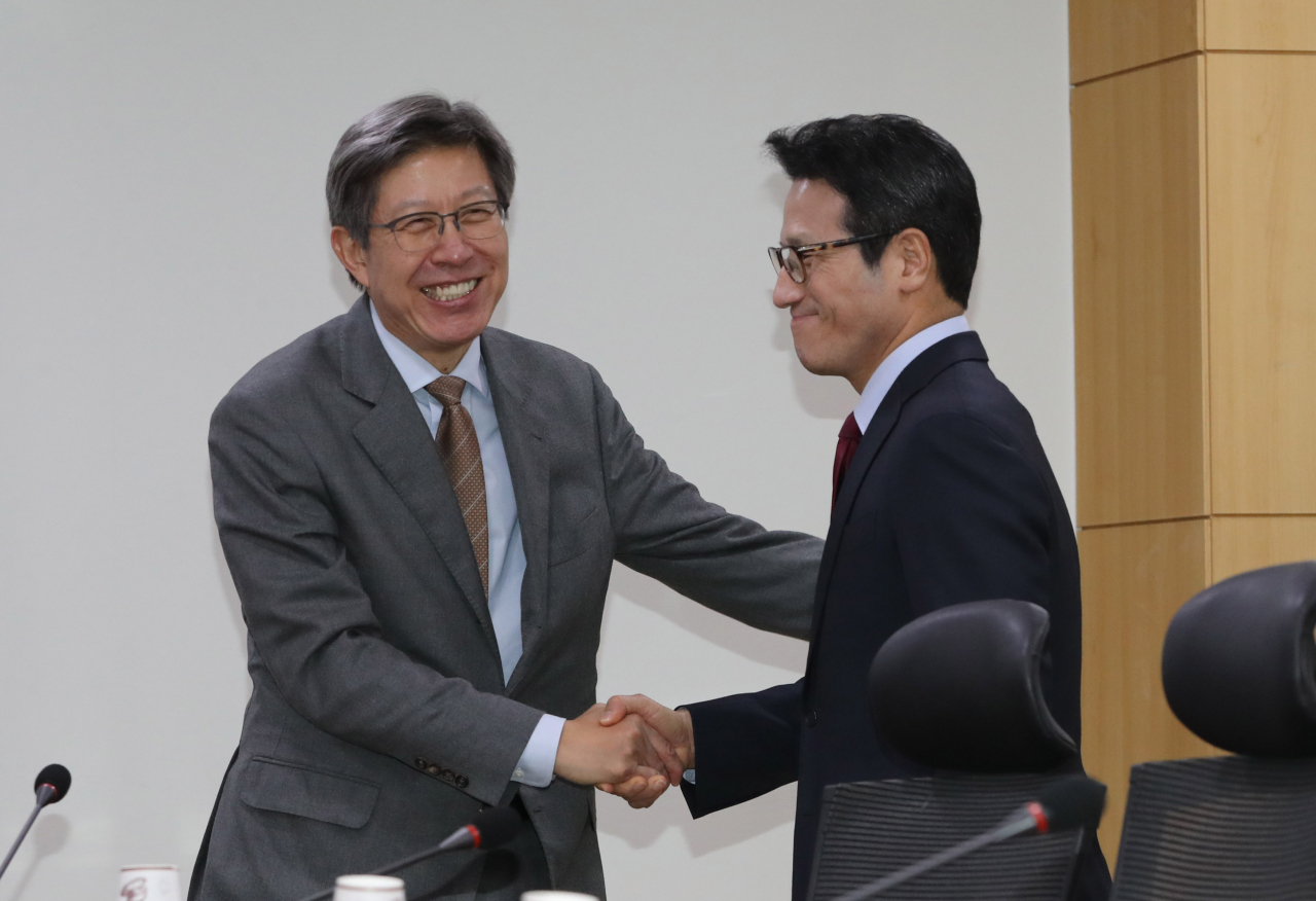 10일 오후 국회 의원회관에서 열린 통합신당준비위원회 회의에서 박형준 공동위원장(왼쪽)이 이날 처음으로 회의에 참석한 정병국 공동위원장과 악수하고 있다. [연합]