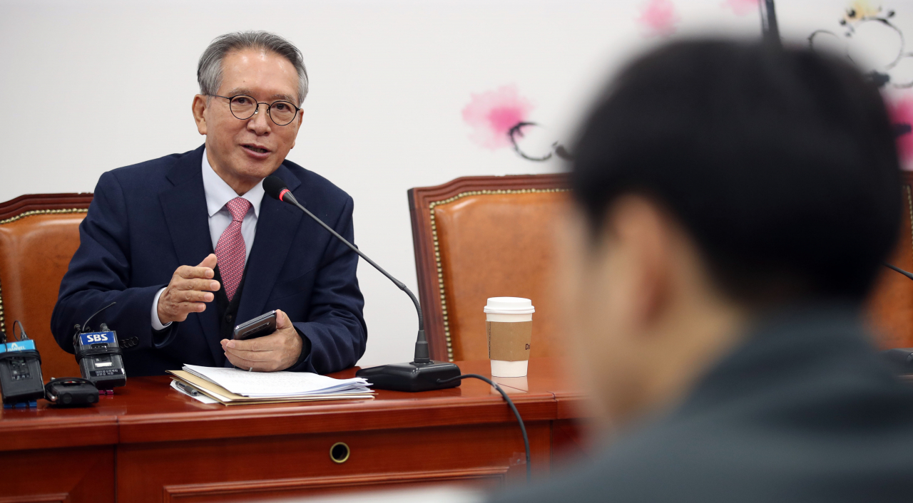 자유한국당 김형오 공천관리위원장이 10일 오후 국회에서 열린 공천관리위원회에서 회의 결과에 대해 브리핑하고 있다. [연합]
