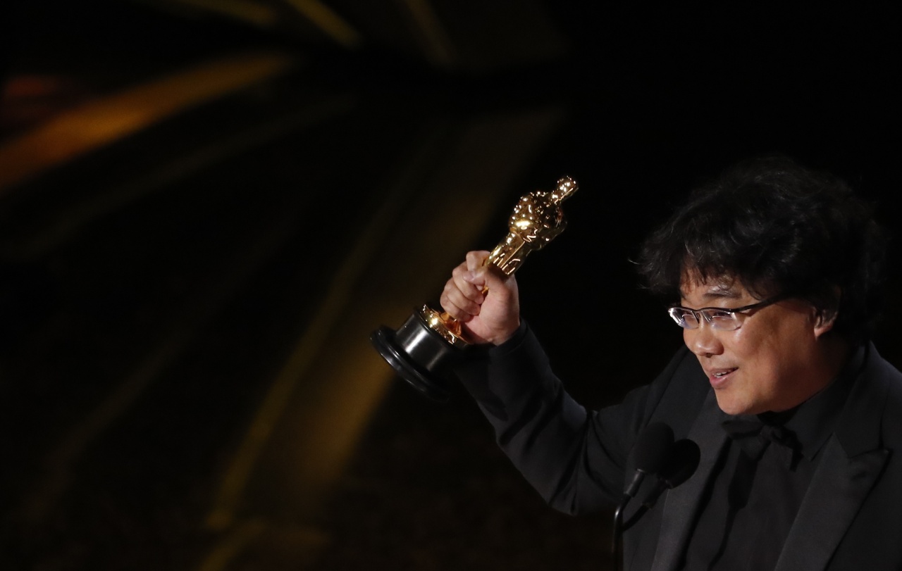 Director Bong Joon Ho wins the Oscar for Best International Feature Film for "Parasite" of South Korea at the 92nd Academy Awards in Hollywood, Los Angeles, California, Feb. 9, 2020. (Reuters-Yonhap)