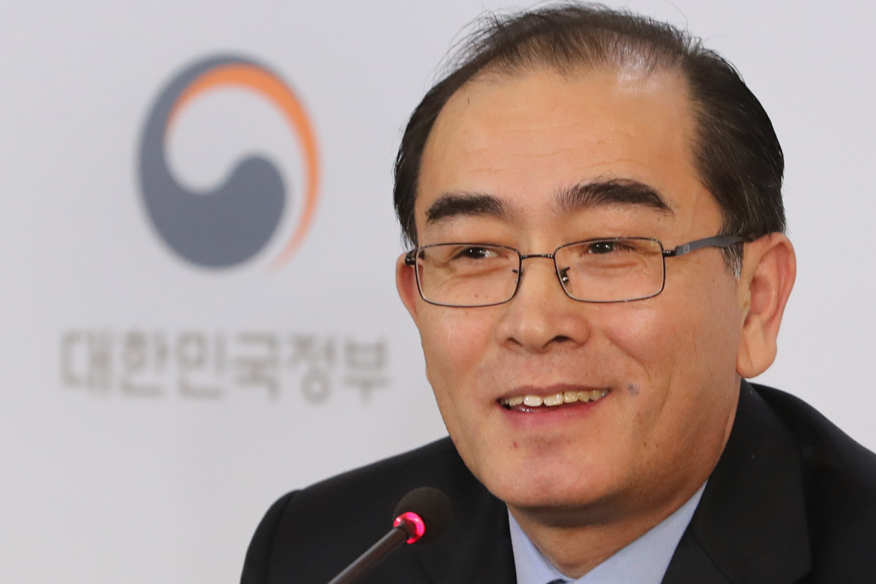 태영호 전 주영 북한대사관 공사가 자유한국당에 입당해 4·15 총선에서 지역구 후보로 출마한다고 10일 한국당이 밝혔다. 사진은 태 전 공사가 지난 2016년 12월 27일 서울 세종로 정부서울청사에서 열린 통일부 기자단과의 간담회에서 환하게 웃는 모습. [연합]