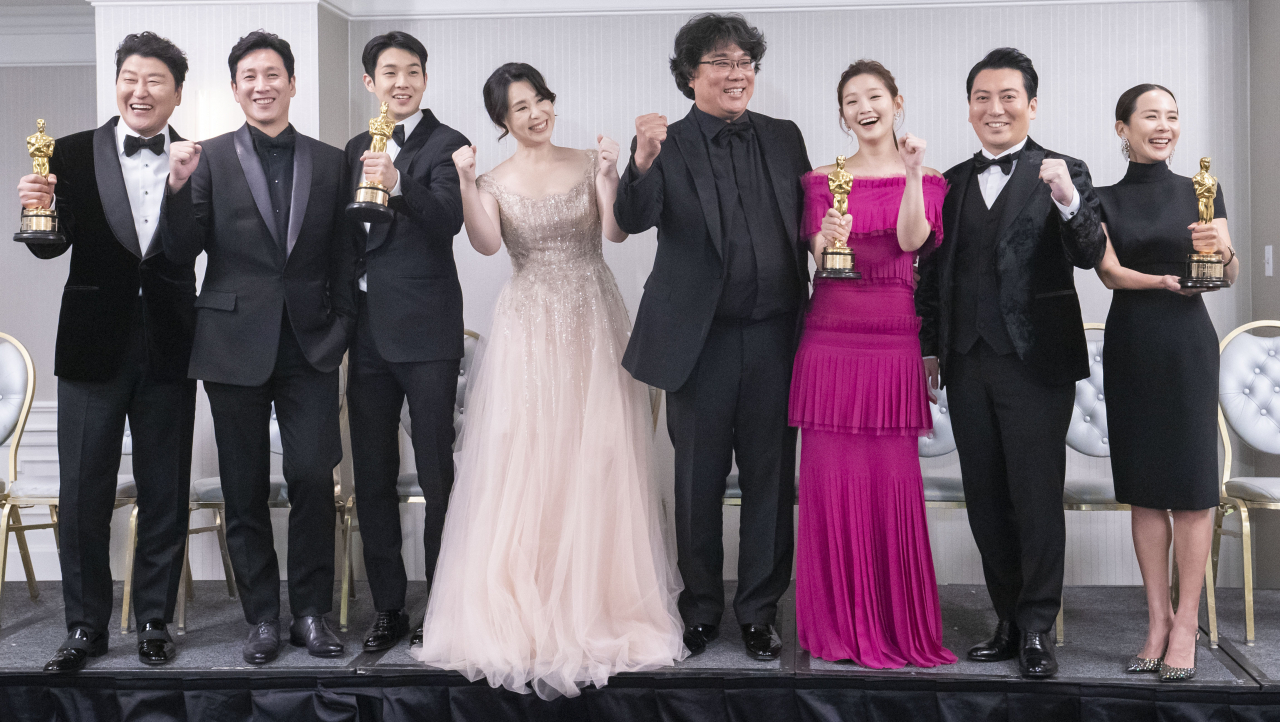 9일(현지시간) 열린 제92회 아카데미 시상식에서 작품·감독·각본·국제영화상 등 4관왕을 차지한 기생충의 봉준호 감독과 배우들이 미국 LA 더 런던 웨스트 할리우드에서 열린 기자회견에서 파이팅을 외치며 기념촬영을 하고 있다. 왼쪽부터 송강호, 이선균, 최우식, 장혜진, 봉준호 감독, 박소담, 박명훈, 조여정. [연합]