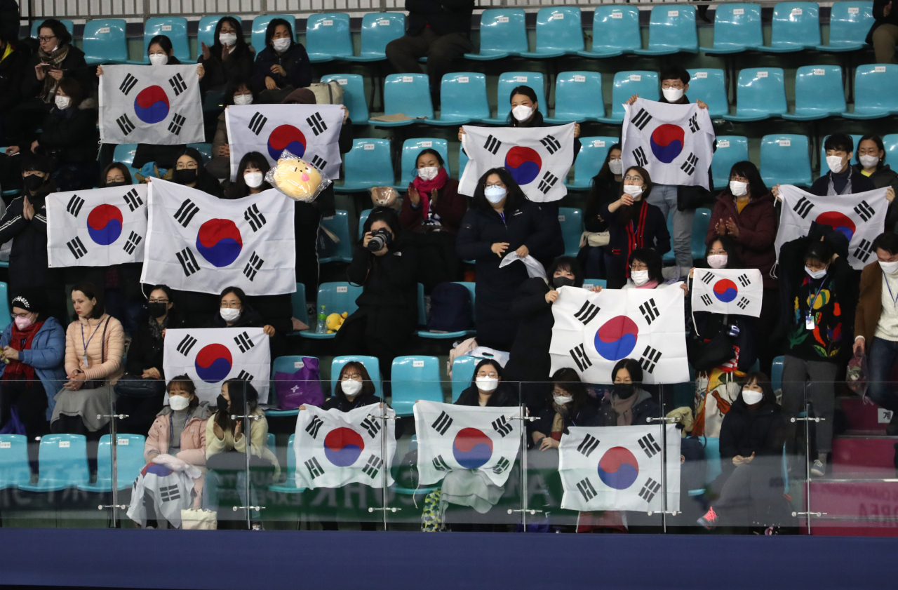 지난 7일 목동아이스링크에서 열린 ISU 4대륙 피겨선수권을 보기위해 경기장을 찾은 관중들이 마스크를 쓴 채 응원하는 모습. 연합뉴스