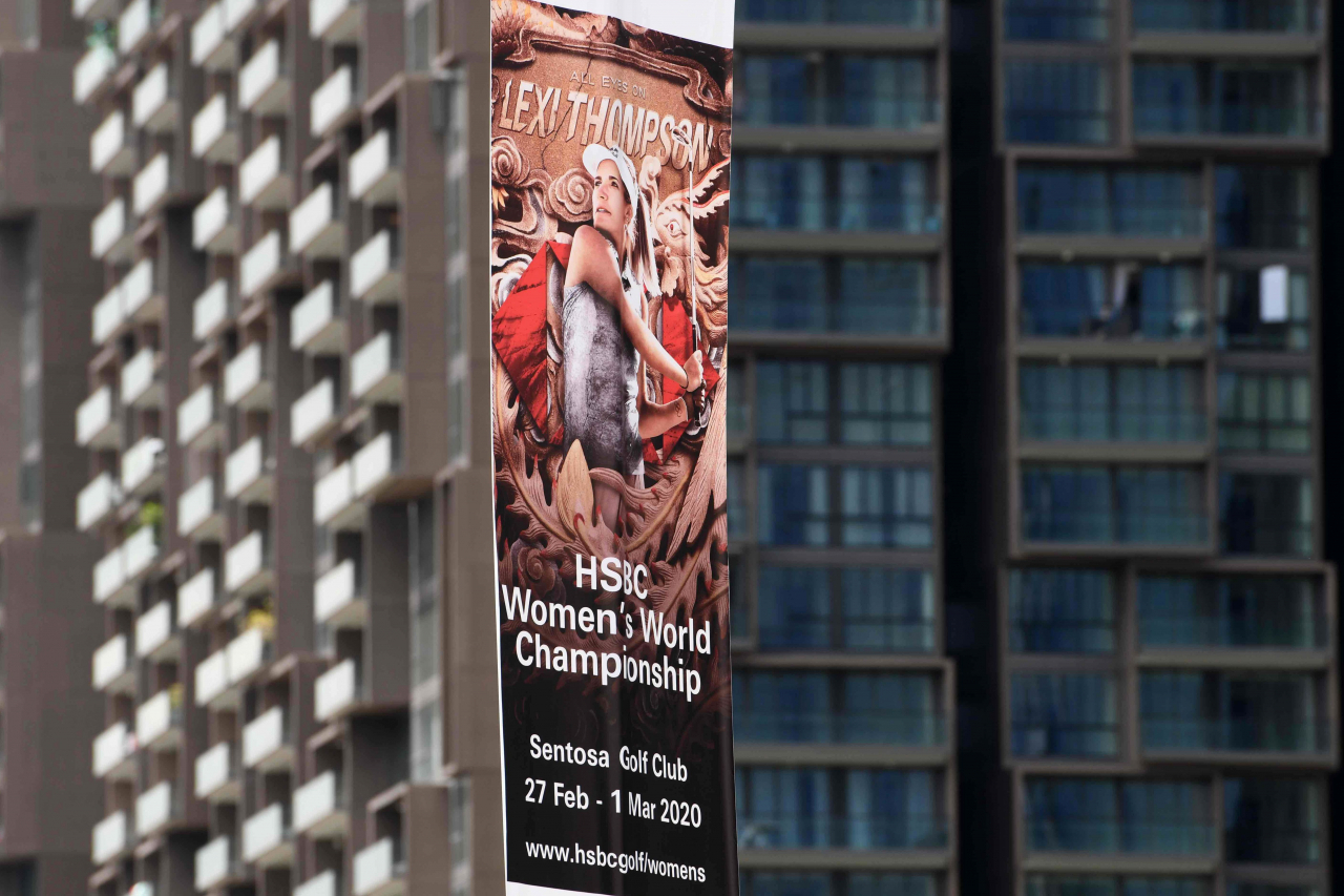싱가포르에서 열릴 예정이었던 LPGA투어 HSBC 위민스 월드챔피언십 대회 홍보물이 싱가포르의 한 건물에 걸려있는 모습./AP연합뉴스