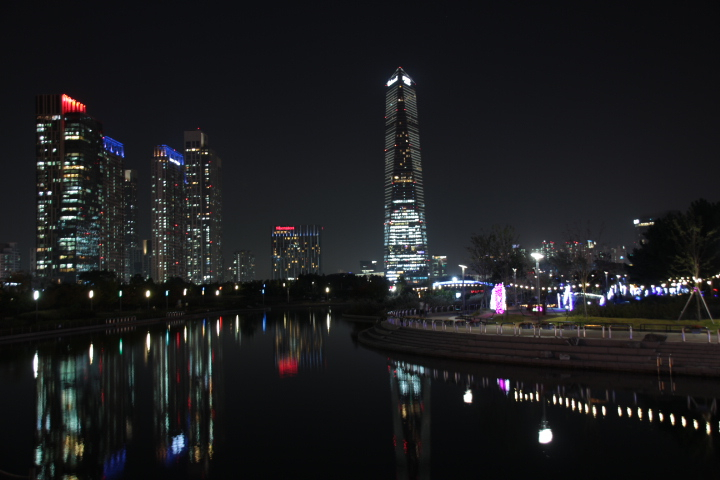 인천경제자유구역 송도국제도시 야간 경관이 건물에서 나오는 빛을 제외하곤 대체적으로 주변이 어둡다.