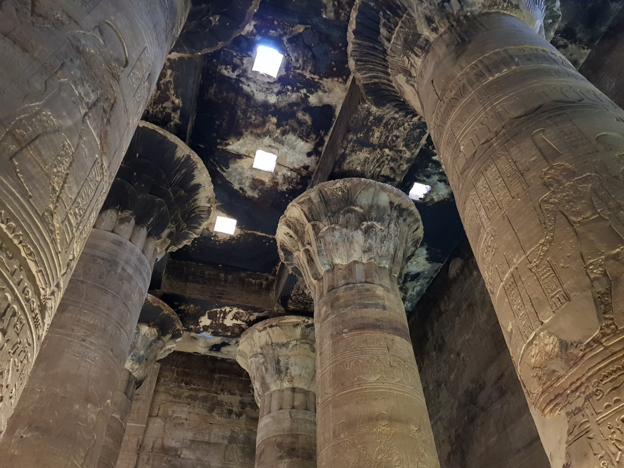 콥트교(가톨릭 이집트 정교회) 신도들이 기거하며 연기를 피워 검게 그을린 에드푸 사원 열주 윗부분.
