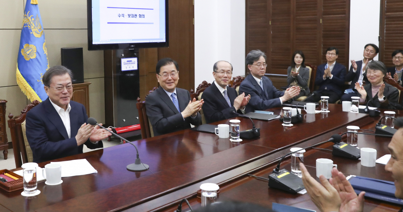 문재인 대통령이 10일 오후 청와대에서 열린 수석·보좌관 회의에 앞서 아카데미 시상식에서 각본상, 국제영화상, 감독상, 작품상을 수상한 봉준호 감독 등 영화 ‘기생충’ 팀에게 축하 박수를 치고 있다. [연합]
