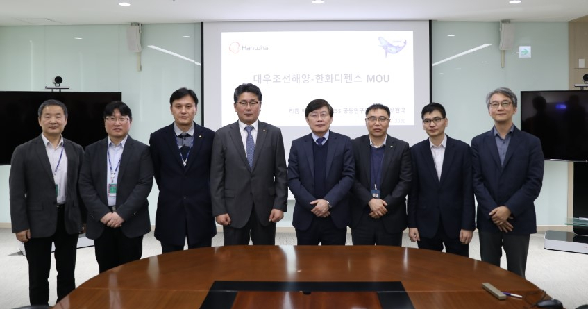 대우조선해양 최동규 전무(오른쪽 네번째), 한화디펜스 곽종우 전무(오른쪽 다섯번째) 등 양사 관계자들이 에너지저장시스템 공동연구 협약식을 마친 뒤 기념촬영을 하고 있다.