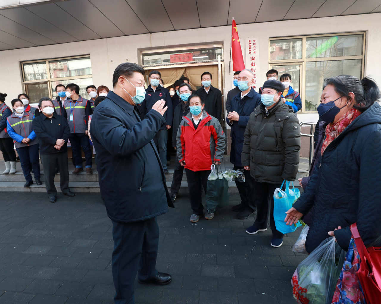 신종 코로나바이러스 감염증에 대한 정부 대응 실패 책임론이 일고 있는 가운데, 시진핑 중국 국가 주석이 지난 10일 베이징 내 병원과 주민위원회를 잇따라 방문하며 이례적 ‘현장 행보’를 보였다. [로이터]