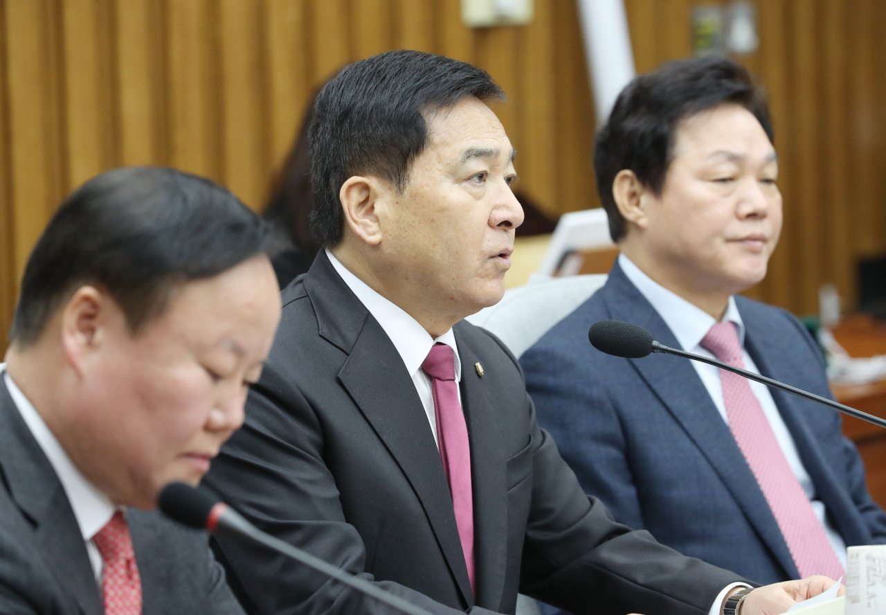 자유한국당 심재철 원내대표가 11일 오전 서울 여의도 국회에서 열린 원내대책회의에서 발언하고 있다. 연합뉴스