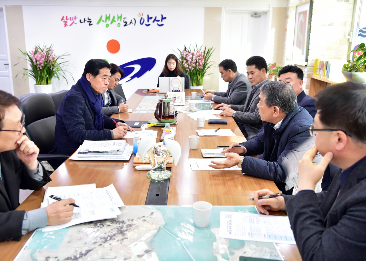 윤화섭 안산시장(왼쪽 두 번째)이 기업체 대표들을 만나 신종 코로나 확산 피해상황을 청취하고 대책을 논의하고 있다. [안산시 제공]