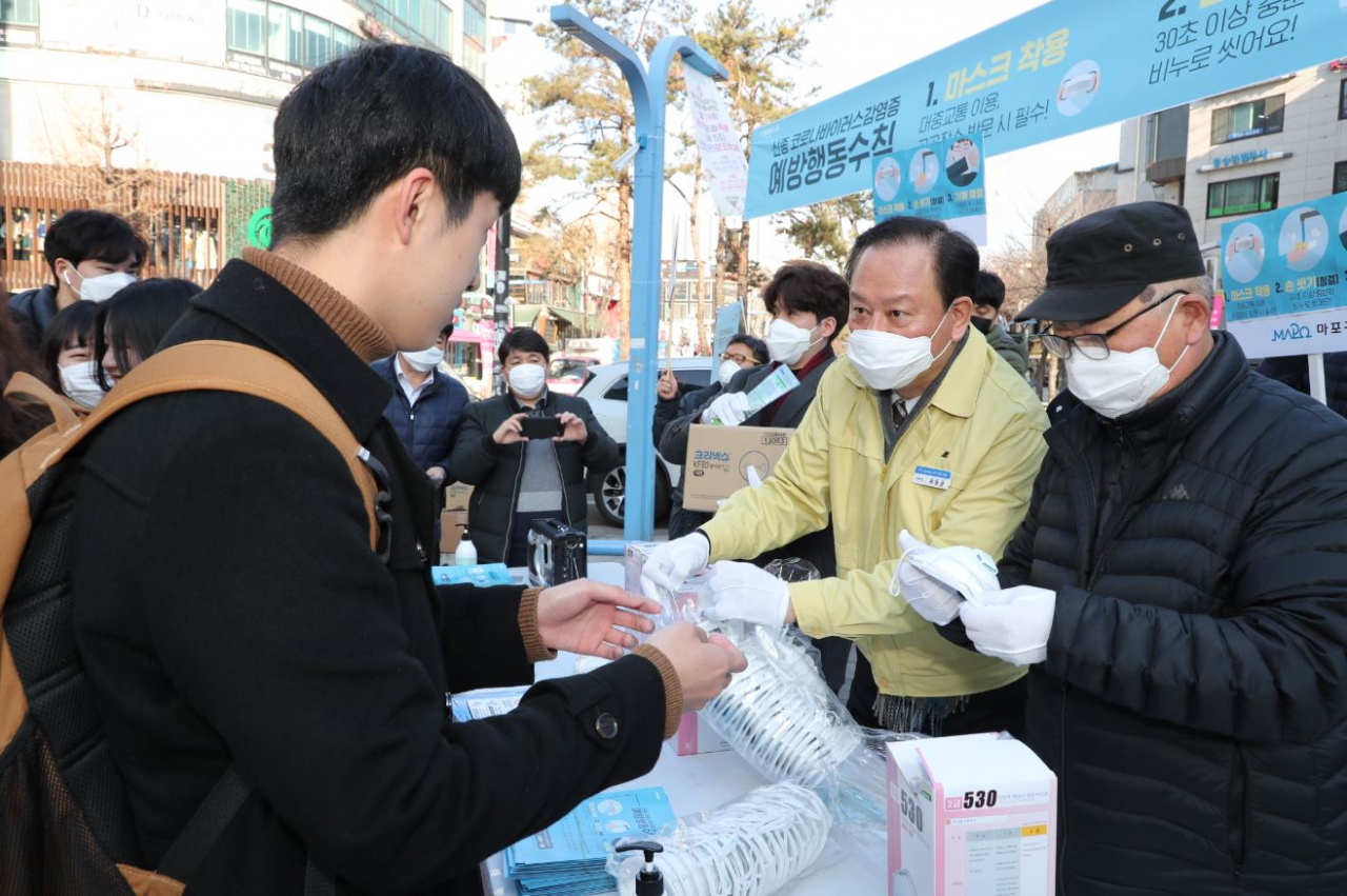 지난 10일 유동균 마포구청장이 홍대 걷고싶은거리에서 신종 코로나바이러스 감염증 확산 방지를 위한 민관합동 캠페인에 직접 나섰다. [마포구 제공]