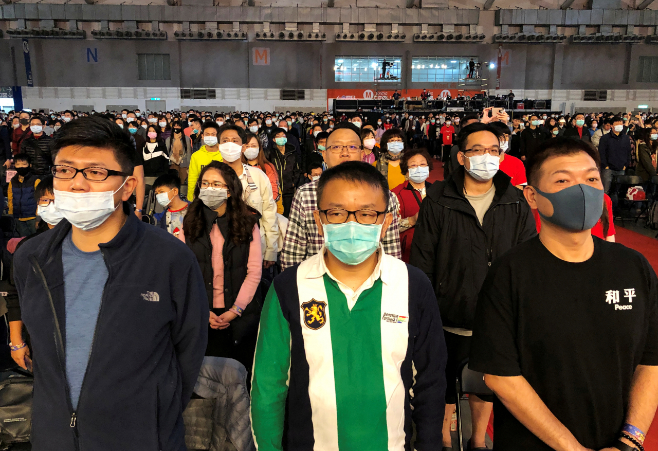 중국 기업들이 신종 코로나바이러스 감염증(신종 코로나) 확산에도 조심스럽게 업무를 재개하고 있다. 사진은 지난달 22일 폭스콘 근로자들이 마스크를 쓴 채 종무식에 참석한 모습. [로이터]