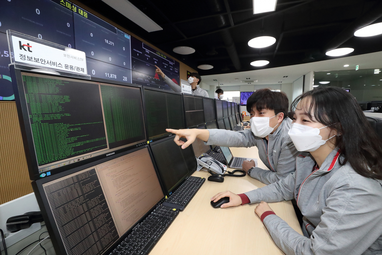 11일 오전 경기 과천에 위치한 KT INS운용센터에서 KT 직원들이 스미싱을 모니터링하고 있다. [KT 제공]
