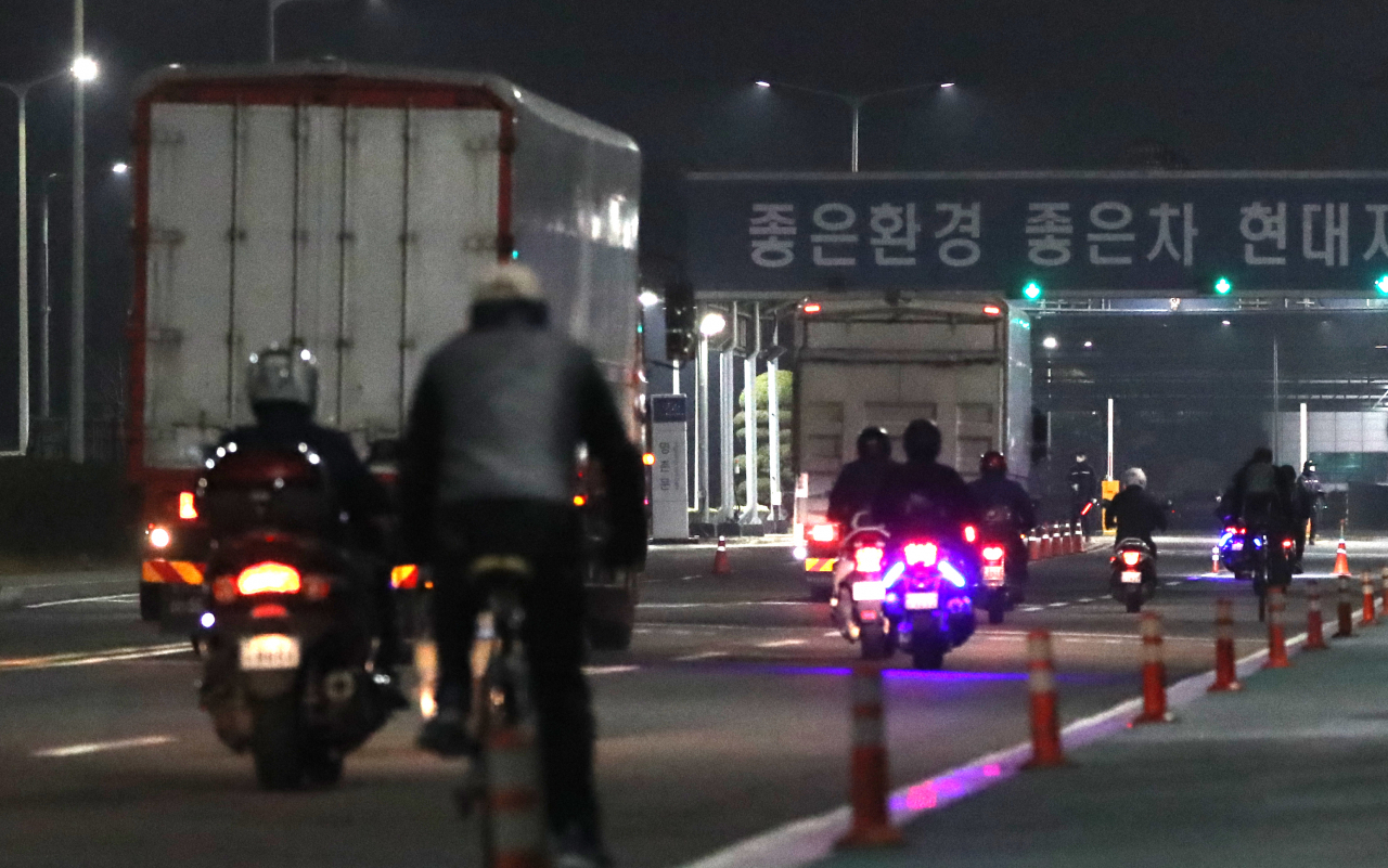 신종 코로나바이러스 감염증 사태 여파로 전면 휴업했던 현대자동차 울산공장의 일부 생산라인이 가동을 재개한 11일 오전 울산시 북구 현대차 명촌정문으로 출근하는 직원들과 납품 차량이 들어가고 있다. [연합뉴스]