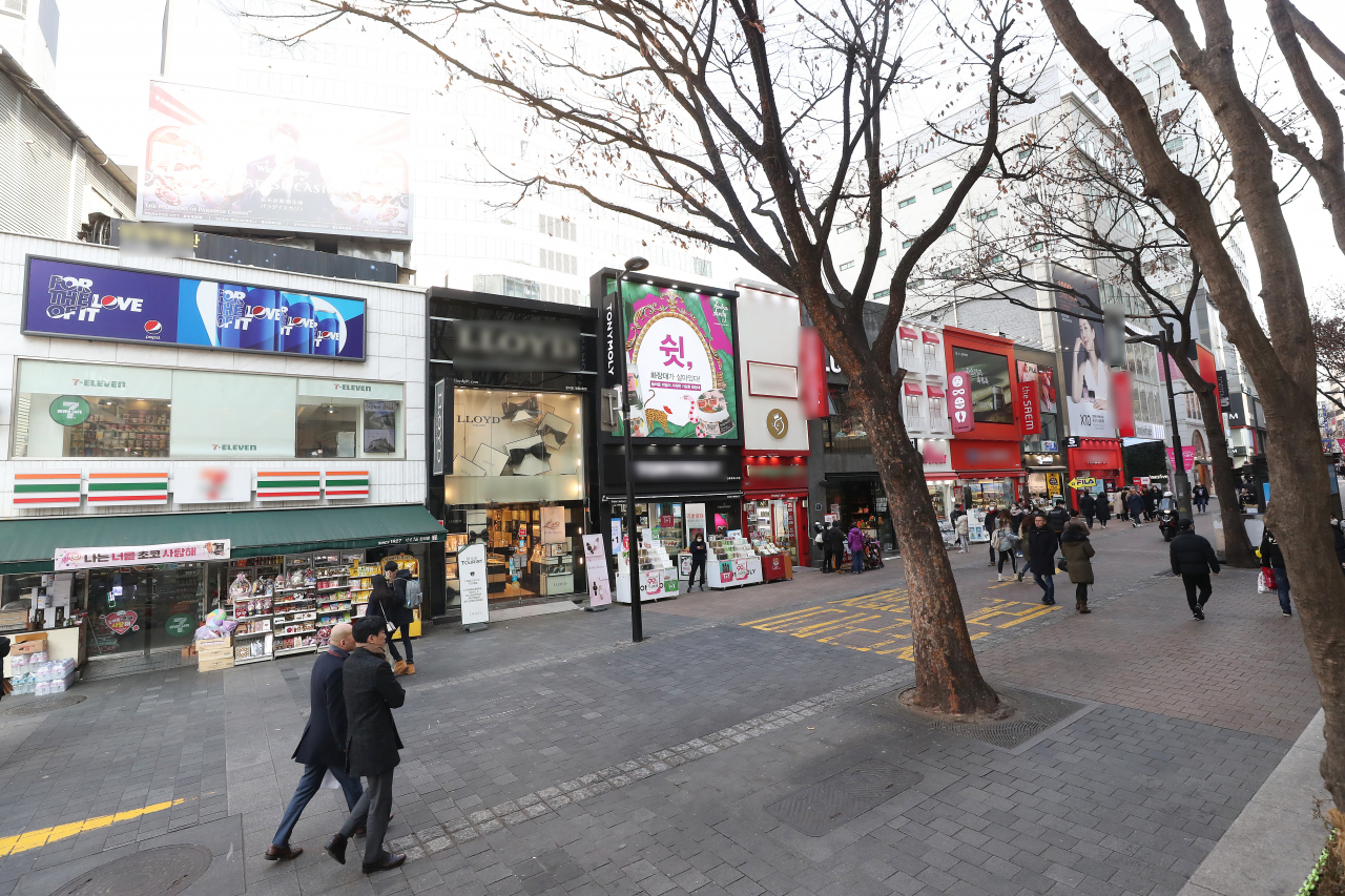 지난 10일 오후 평소 같으면 붐볐을 서울 중구 명동 유네스코길이 한산하다. 최근 신종 코로나바이러스 감염증 확산이 우려되면서 집밖 외출을 꺼리는 사람들이 늘고 있다. [연합]