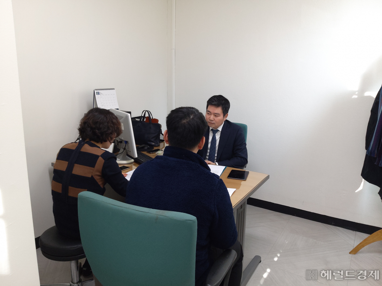 강남구 전문가상담실에서 법률 상담을 진행하고 있는 모습. [강남구 제공]