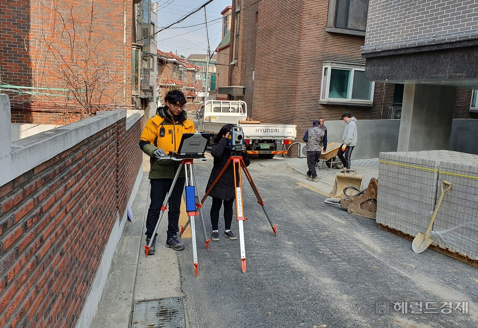 지난 7일 LX공사 직원(왼쪽)과 관악구청 지적과 직원이 동행해 토지 측량검사를 실시하고 있다. [관악구 제공]