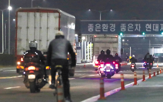 신종 코로나바이러스 감염증 사태 여파로 전면 휴업했던 현대자동차 울산공장의 일부 생산라인이 가동을 재개한 11일 오전 울산시 북구 현대차 명촌정문으로 출근하는 직원들과 납품 차량이 들어가고 있다. [연합]